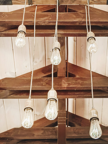 复古吊灯悬挂在木梁天花板上。特写，竖版照片。图片下载