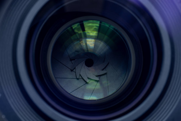 特写微距相机镜头，黑色背景上的照片或视频镜头，镜头，摄影师职业的概念，寻找摄影师、记者或摄像师进行黑白工作图片下载