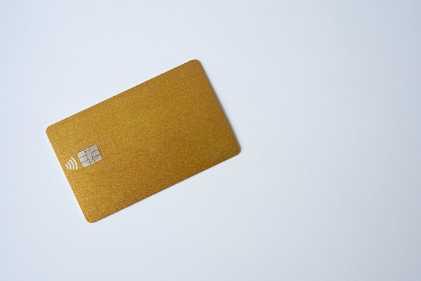 金色信用卡孤立在白色背景上。高质量照片图片下载