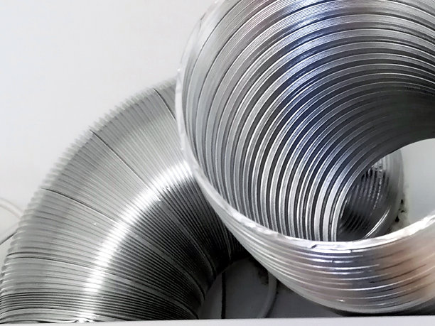 厨房油烟机管道库存照片。厨房油烟机通风系统库存照片。铝制波纹管用于通风库存照片。柔性铝管库存照片。图片下载
