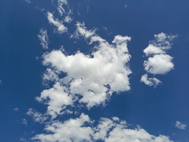 蓝天上飘着几朵白云的照片图片下载