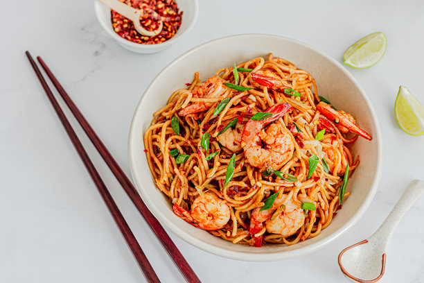 俯视角的虾仁面条照片与筷子图片下载