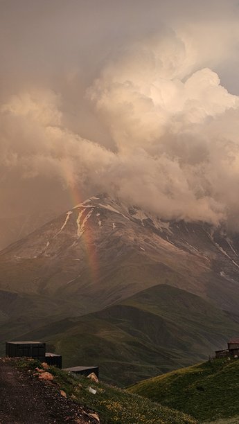 达吉斯坦高加索地区一座雄伟山脉的竖版照片。山峰是图片下载
