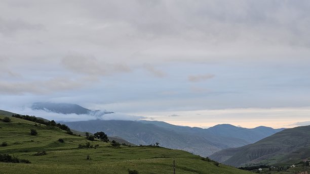 达吉斯坦的高加索山脉照片。郁郁葱葱的绿色山丘延绵不绝。图片下载