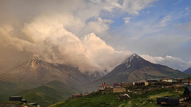达吉斯坦的高加索山脉照片。郁郁葱葱的绿色山丘与之形成鲜明对比。图片下载