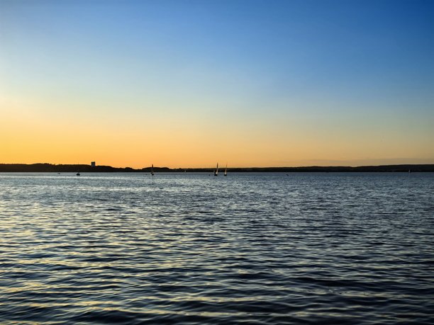 日落，海岸，美丽，美学，阳光，水，海洋，湖泊，倒影，光线，日落时，帆船，自然，风景，天空，明亮的照片，阳光明媚图片下载