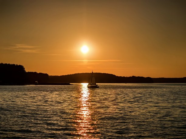 日落，海岸，美丽，美学，太阳，水，海洋，湖泊，倒影，光线，日落时，帆船，自然，风景，天空，明亮的照片，阳光明媚图片下载