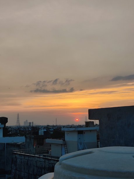 城市上空宁静的日落 - 高清库存照片图片下载