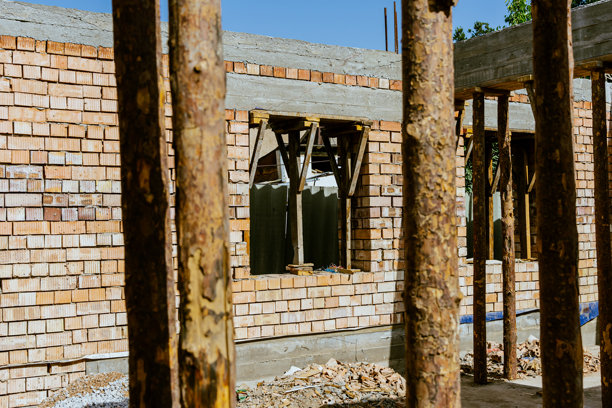 现代砖墙和门窗孔的在建房屋。高质量照片。图片下载