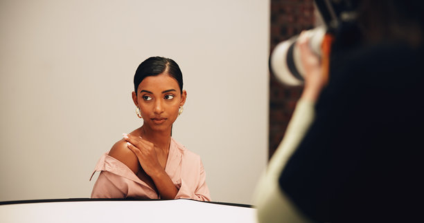 摄影，模特和女性在摄影棚中与相机进行幕后拍摄、照片拍摄和制作。创意、媒体和摄影师与人一起进行美容活动、时尚和杂志目录。图片下载