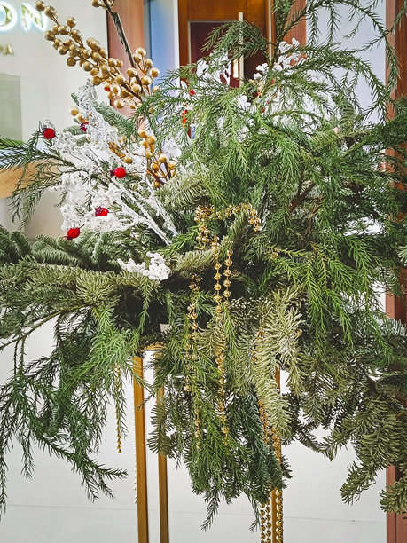 新年树上的装饰特写。竖版照片。图片下载