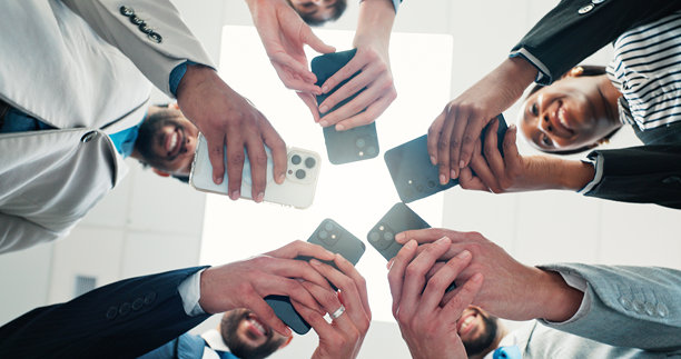 研究、同事和团队使用智能手机，在办公室进行项目网络交流，浏览、低角度拍摄和使用移动设备的人们提升品牌意识，团结合作与科技进行广告宣传。图片下载