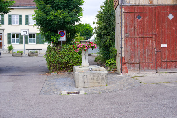 瑞士斯坦梅姆村的风景，夏日正午的喷泉。照片拍摄于2025年8月22日，瑞士苏黎世下斯坦梅姆。图片下载