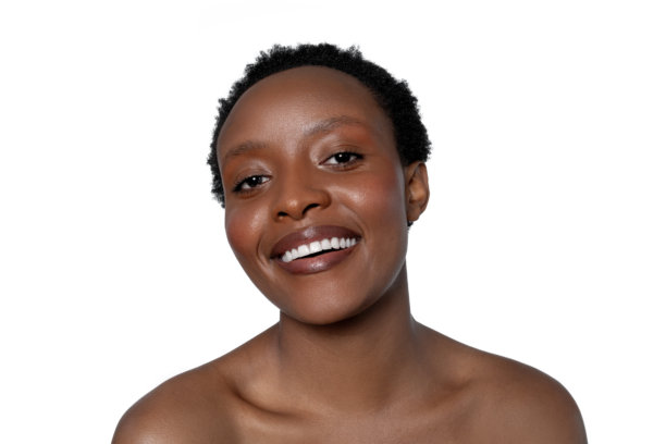 微笑的短发女性，妆容自然，在简单的白色背景下展示自信，照片是在摄影棚拍摄的肖像。图片下载