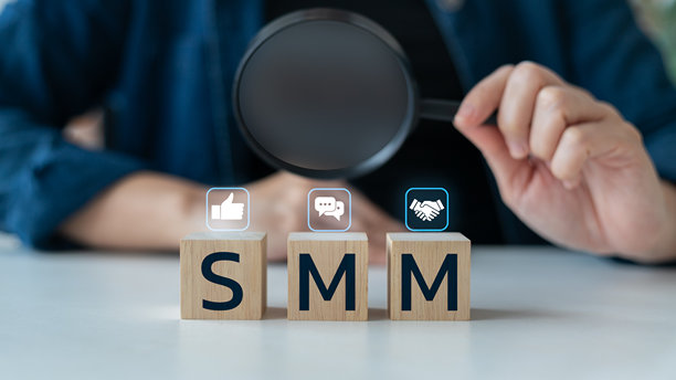 社交媒体营销（SMM）概念，包含数字图标、沟通和在线品牌策略。在数字时代的商业推广和客户互动。图片下载