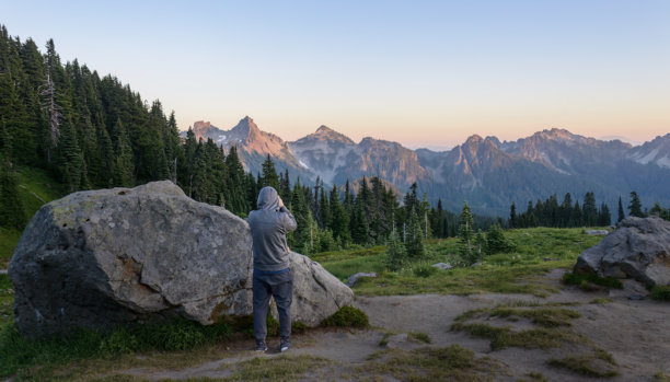 游客在日落时分拍摄天堂谷的照片。雷尼尔山国家公园。华盛顿州。图片下载