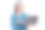 快乐、开朗、微笑的成熟的女商人在灰色背景下通过笔记本电脑进行在线会议的照片图片下载