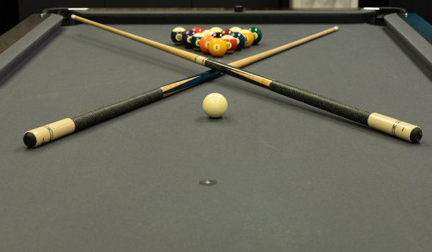 一系列带有球和球杆的台球桌背景图片。图片下载