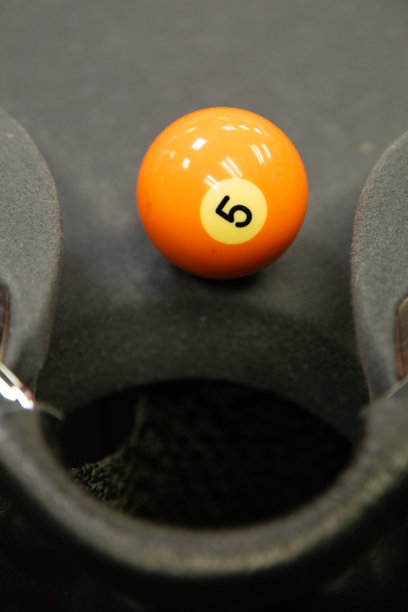 一系列带有台球桌、球和球杆的背景图片。图片下载