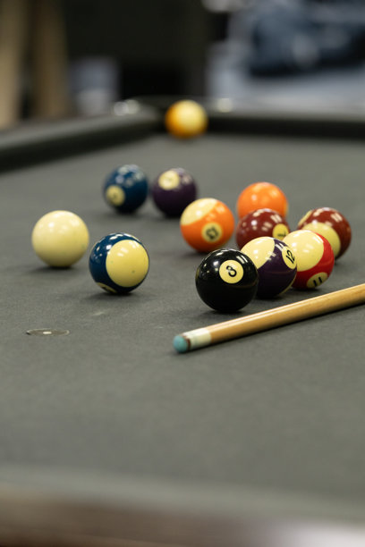一系列带有台球桌、球和球杆的背景图片。图片下载