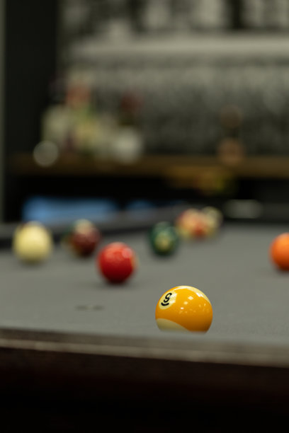 一系列带有台球桌、球和球杆的背景图片。图片下载
