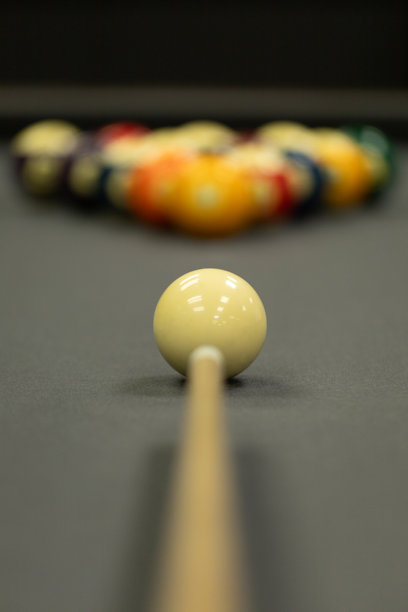一系列带有台球桌、球和球杆的背景图片。图片下载