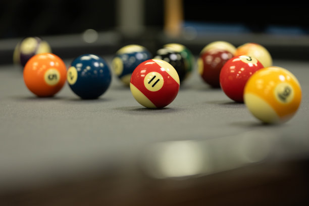 一系列带有台球桌、球和球杆的背景图片。图片下载