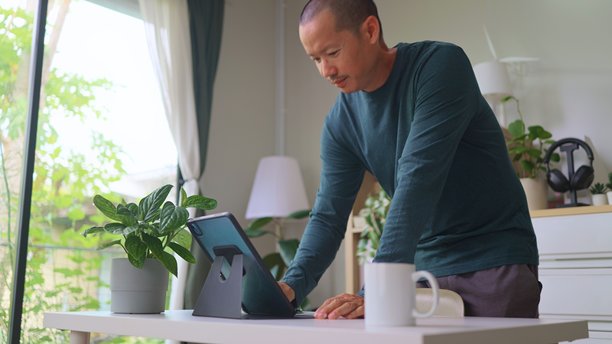 专注的插画师，剃光头，正在擦拭他的桌子。图片下载