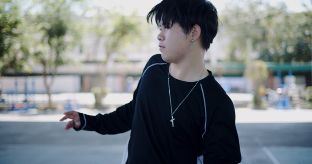 自信的年轻男子在练习自由风格的嘻哈舞。图片下载