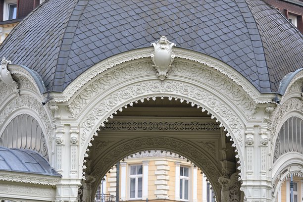 这张图片展示了一个装饰性圆顶或拱门的细致特写，可能是历史建筑的一部分。图片下载