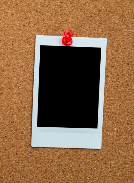 单张空白即时打印照片贴在软木板上，留有空白空间。图片下载