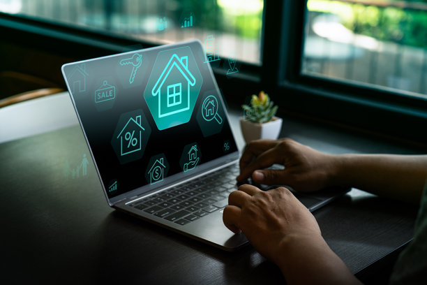房地产投资和物业商业概念，商人使用笔记本电脑触摸数字房屋图标全息图，显示销售、租赁、抵押贷款和智能技术解决方案。图片下载