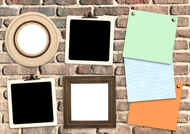 复古照片和木框的模板拼贴。用于剪贴簿的情绪板图片相册网格。复古风格的情绪板布局。砖墙上的复古木质空相框。留白空间。图片下载