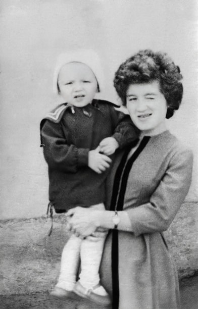 复古肖像，一位年轻母亲怀抱着她的儿子。1963年的老照片。图片下载