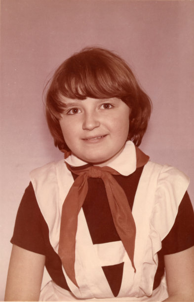 1979年复古照片，穿着正式校服和红色领带的先锋女孩肖像。图片下载