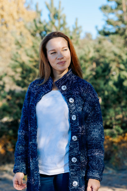 女性肖像。阳光明媚的秋日户外，一位长发黑发的美丽年轻女孩。竖版照片图片下载