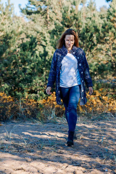 女性肖像。阳光明媚的秋日户外，一位美丽的年轻女孩长发飘逸。竖版照片。图片下载