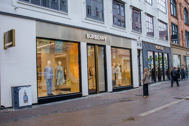 位于丹麦哥本哈根市中心的巴宝莉奢侈服装品牌店。入口、橱窗、标志和店附近的人们。图片下载