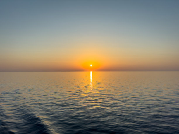 萨莫色岛附近爱琴海夏季壮丽日落的风景照片图片下载