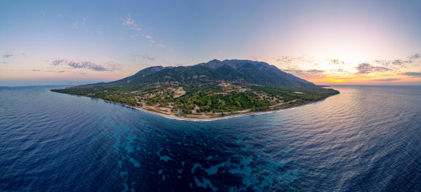 萨莫色特拉基岛的Therma、附近村庄、Therma港口和Saos山的航拍全景照片，拍摄于夏季黄昏时分。图片下载