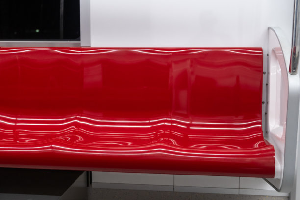 SRT深红线列车内的座位。它是曼谷至朗西特之间的快速交通线路，作为MBTA地铁系统的一部分运营。图片下载