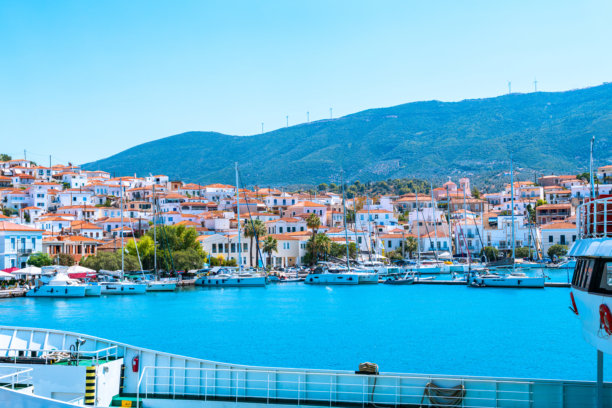 希腊伯罗奔尼撒半岛阿尔戈萨罗尼科斯的波罗斯岛港口及建筑照片图片下载