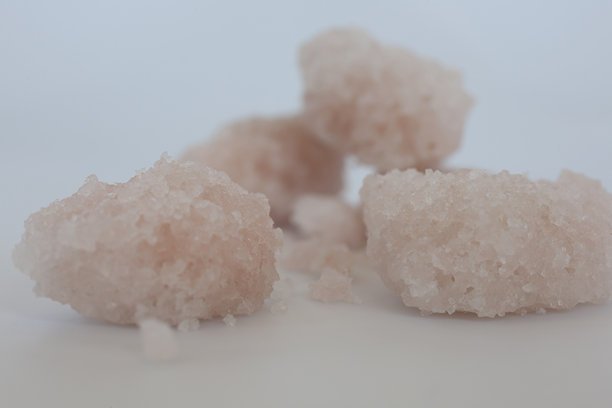 盐湖中的一些盐块特写照片。图片下载