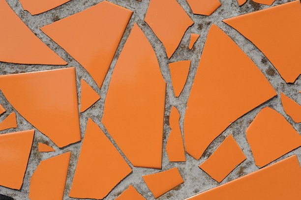 墙上的陶瓷马赛克瓷砖。特写照片展示了装饰性、复古、艺术风格的瓷砖，形成几何图案。图片下载