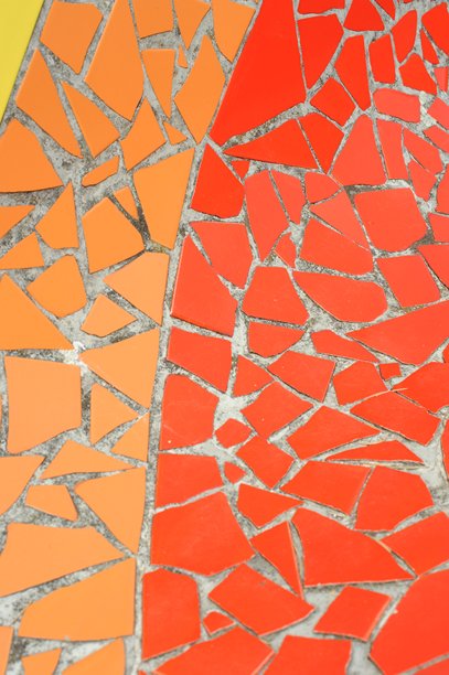墙上的陶瓷马赛克瓷砖。特写照片展示了装饰性、复古、艺术风格的瓷砖，形成几何图案。图片下载