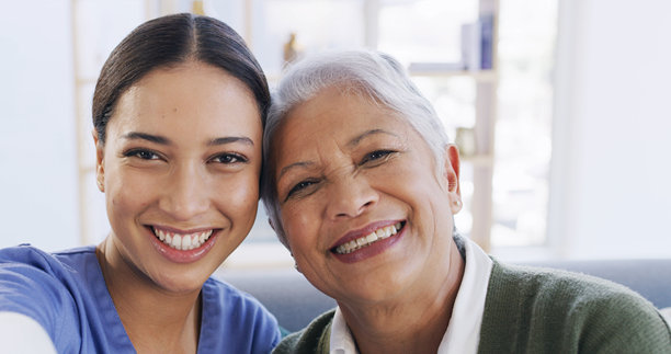 肖像，护理人员与女性的自拍，辅助生活和社交媒体及网站的图片。医疗保健，护士与老年患者的亲密关系，摄影和在家中快乐的回忆。图片下载