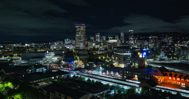 无人机拍摄的照片，俯瞰波特兰联合车站及其照亮的夜间金融区图片下载