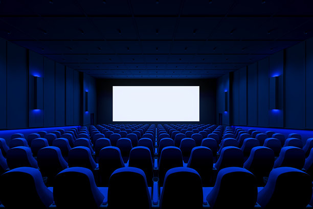 空荡荡的电影院内部，白色屏幕空白，干净的蓝色灯光座椅，从最后一排向前墙观看。3D渲染。图片下载