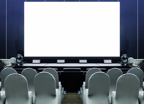 在商业展示展览中，舞台上的白色屏幕显示，为观众提供椅子图片下载