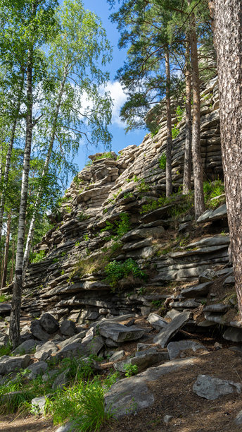 阳光明媚的夏日，恶魔山堡遗址群。俄罗斯斯维尔德洛夫斯克地区伊塞特村的伊塞特公园。徒步旅行和散步。竖版图片图片下载